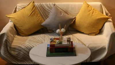 Chambre Queen avec balcon — Vietnam Travelers Home 2 with Cozy Private Balcony